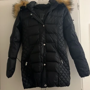 Rock and blue jacka  - Säljer denna R&B jacka då den inte kommer till användning. Nypris är runt 4500 men säljer för 650. Använd några gånger så inga defekter! Pris kan diskuteras! Jackan passar perfekt nu till vintern då den är väldigt varm! OBS VÄLJ INSTABOX SOM FRAKT! 