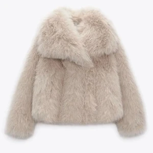 Zara Päls pälsjacka strl S - Nyskick, använd max 3 gånger! Från förra året. Har lossnat en knapp men det är inget som alls syns eller stör. Hör av er för fler frågor eller bilder💖