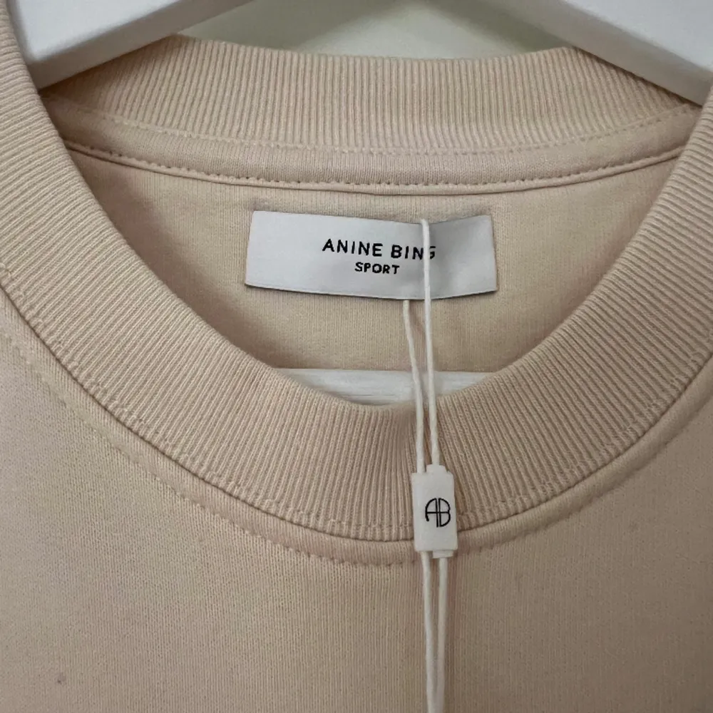 Helt oanvänd Anine Bing tröja med prislappen kvar. Superfin off white färg och är i storlek S. Säljer för 1400 + frakt . Hoodies.