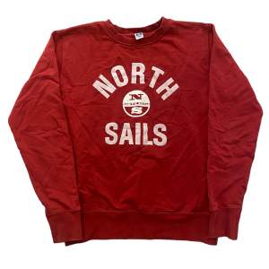 En Norths Sails tröja i storlek M. Tröjan är i fint skick med inga skador eller fläckar. Vid fler frågor eller mått tveka inte att kontakta oss!