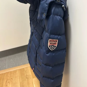 Tommy Hilfiger  - Snygg marin blå jacka, i bra skick. 