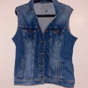 Jeans väst  - Snygg jeans väst i mörkblå, andvänd sparsam ock inga tecken på slitning 