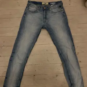 Slim/straight jeans från Replay. Knappt använda, inga defekter.