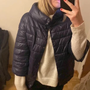 Herno liknande jacka  - Säljer denna super snygga jackan som liknar Herno jackan! Perfekt till våren 