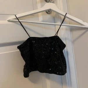 Glittrig topp - Säljer denna glittriga paljett toppen från h&m då den inte kommer till användning längre 🤍 det är den perfekta fest och nyårs toppen! Bra skick. Hör av er vid mer frågor 😊