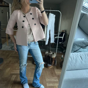 Jacka - Ljusrosa kort kappa med kortare ärmar