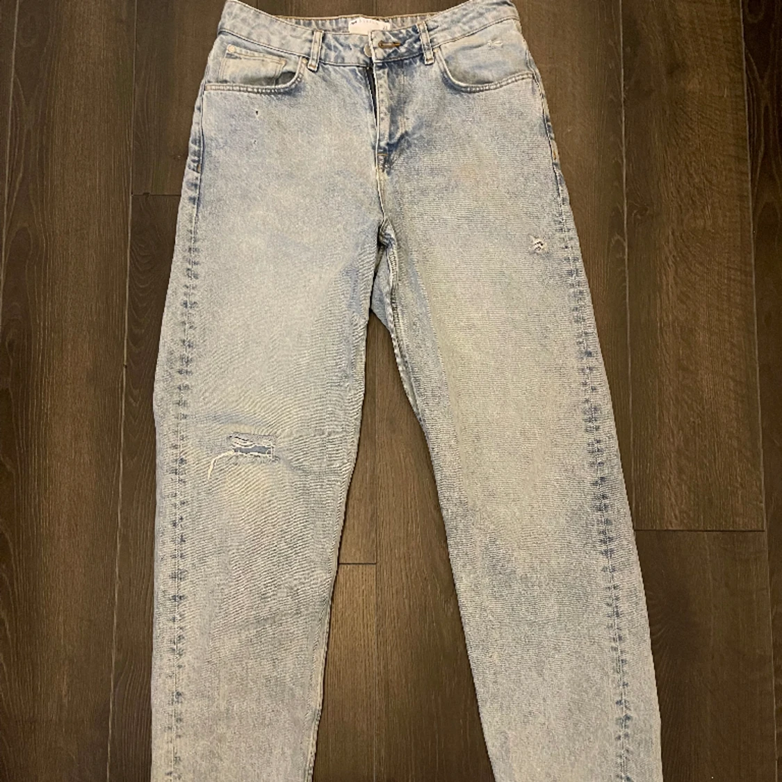 ASOS DESIGN - Ljusblå ”slitna” baggy jeans