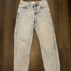 ASOS DESIGN - Ljusblå ”slitna” baggy jeans - Asos Design Baggy Jeans i storlek W30 L32. Använt endast några gånger, bra skick! Tveka ej med att ställa frågor!