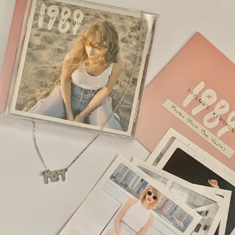 Säljer denna 1989 Taylor’s Version rose garden cd med polaroids och allt som ingick, oöppnad, bilderna är från min syster och internet för att visa innehållet :) beställd från England. Övrigt.