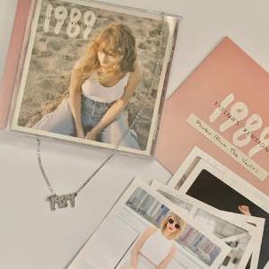 Säljer denna 1989 Taylor’s Version rose garden cd med polaroids och allt som ingick, oöppnad, bilderna är från min syster och internet för att visa innehållet :) beställd från England
