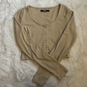 Beige tröja - Jätte fin beige tröja från BikBok i storlek S🤍Priset kan diskuteras🫶🏼