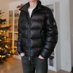 Moncler jacka - Extremt fet svart moncler jacka! Modellen heter Zin Giubbotto. Storlek 6, jag är 185! Äkthetsbevis finns! Hör av dig vid minsta lilla fråga🙂
