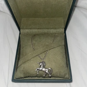 Maria Nilsdotter halsband  - Kollar intresset på att byta mitt Maria Nilsdotter, unicorn halsband, som inte säljs längre mot andra smycken från Maria Nilsdotter. Nypris 3100, vill byta mot smycken i samma prisklass 