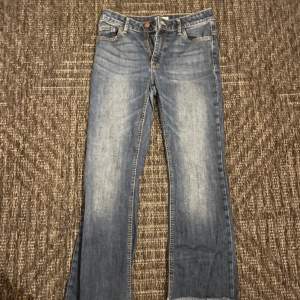 Superfina jeans som aldrig kommit till användning bara!💞midjemått- 75cm längd-89 cm