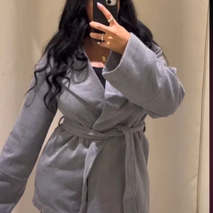 Bik bok kappa - Säljer min kappa från bik bok som nästan alltid är slutsåld i storlek S . Köpte jackan för 1 månad sen och har knappt används. Skriv gärna för fler bilder ☺️