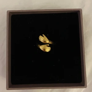 Justerbar ring! - Säljer nu denna justerbara ringen i rostfritt stål!! (Vet ej märket) NYSKICK i superbra kvalitet!! Ganska hög efterfrågan så först till kvarn gäller💕