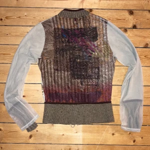 Save the queen kofta - Kofta från save the queen med fina detaljer och ärmar med dubbla lager. Storlek M. 