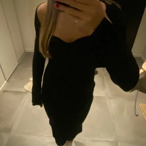 Svart klänning  - En svart stickad klänning köpt på chealsa❣️ skriv för fler bilder ❤️klänningen är S/M men skulle säga att den mer passar xs/s
