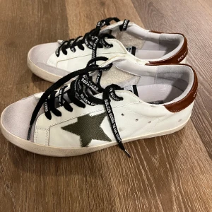 Golden goose - Säljer ett par otroligt snygga limited edition Golden Goose skor i nästintill nyskick. De är både stilfulla och sköna att gå i. Storlek 42. Nypris ligger på 5200 kr 