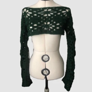 Flower shrug  - En egenvirkad, mörkgrön, flower shrug. Ärmarna har samma mönster som resten av den. Det är bara att säga till ifall du vill ha fler bilder. Var inte blyg med frågor och tryck gärna på köp nu! 💗💗