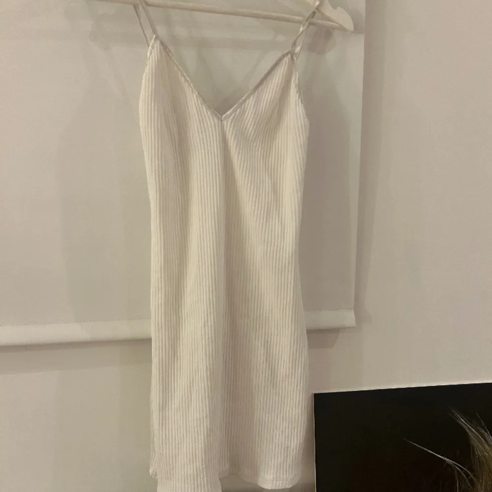 Supergullig vit enkel klänning! Storlek S Nyskick. Klänningar.