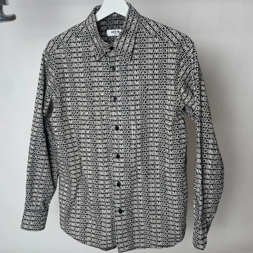 Skjorta från moschino men tryck över hela i svart/vitt💕 så fin och inköpt i Paris💕💕 säljer pga kommer inte till användning längre. Storlek S🧚‍♀️. Skjortor.