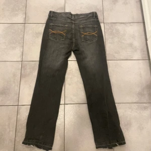 Svarta jeans - Mörkgråa jeans. Srl 44 och lite stora i midjan på mig men snygga med bälte skulle säga 38/40 utan bälte. 