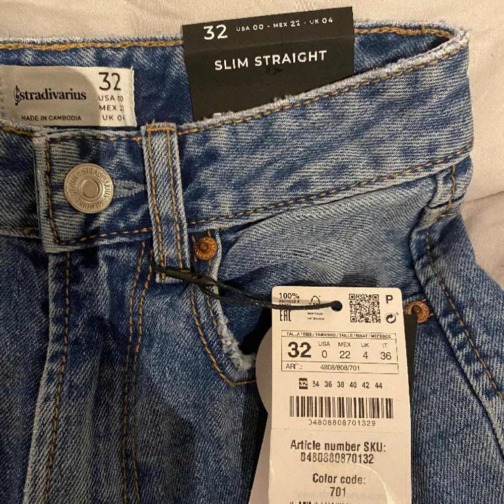 Helt nya jeans från stradivarius med slits på insidan. Säljer då de är för små för mig. Byxorna på bilden är i samma modell men en storlek större❤️. Jeans & Byxor.
