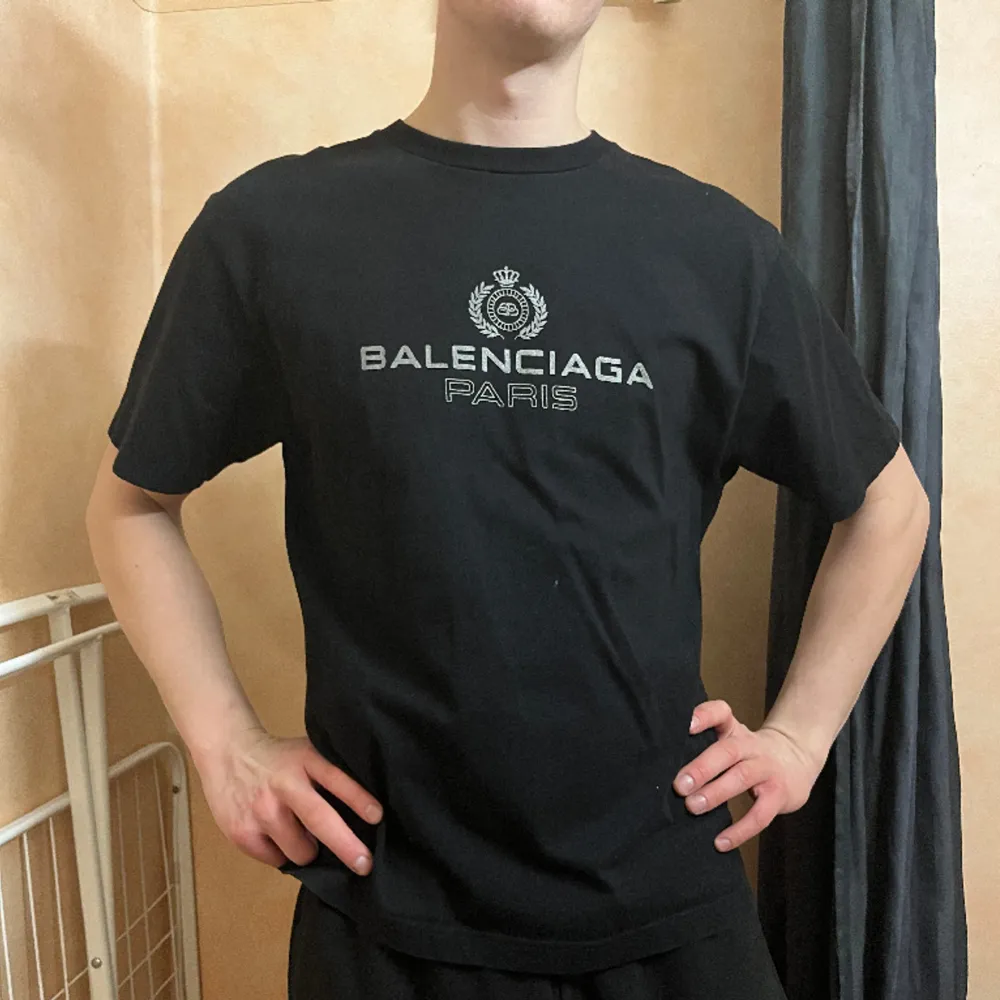 T-shirt från Balenciaga. Skick: 8/10 Storlek: L (oversized). Köpt för 3800kr. T-shirts.