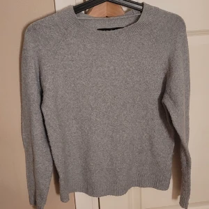 Stickad tröja  - Fin stickad grå tröja, rätt så använd men bra skick💖