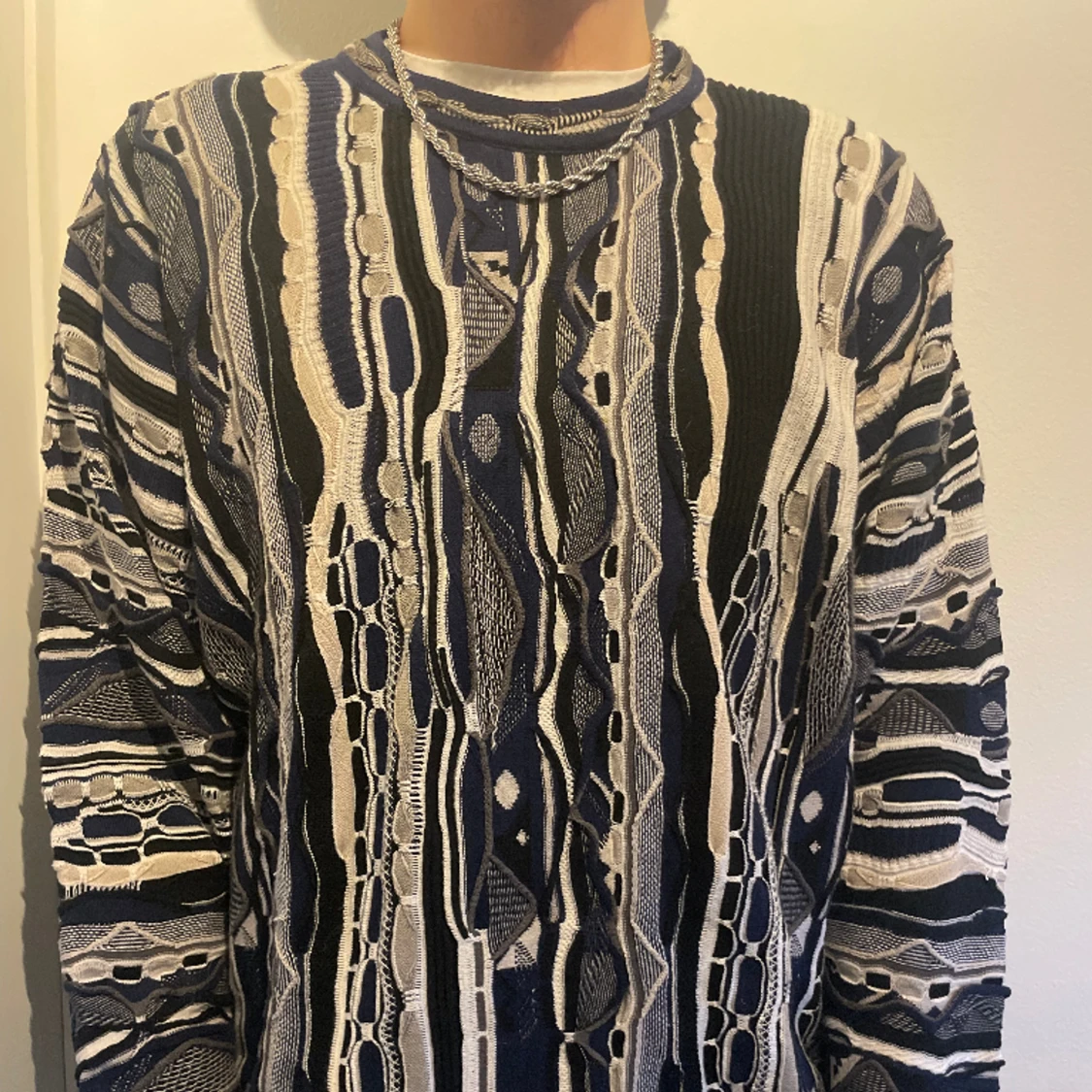 Blå/vit stickad tröja  - 91