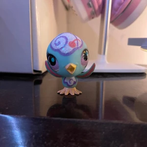 2012 LPS Littlest Pet shop Canary #3035 Authentic - Äkta LPS Canary #3035 gjord av Hasbro 2012. Använder produktbild som referens. Den har inga fläckar eller skador.