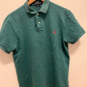 Ralph lauren tröja - Säljer min väldigt snygga polo ralph lauren pike som jag tyvärr vuxit ur. Sparsamt använd.