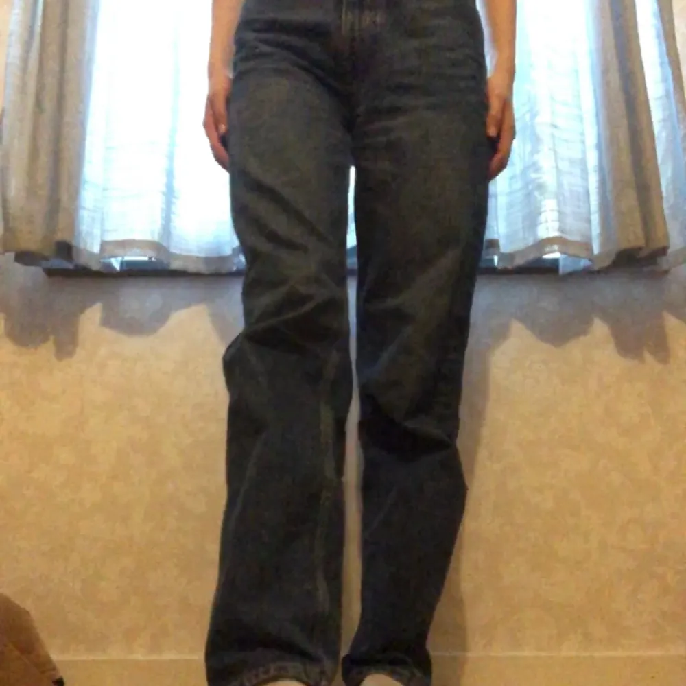 Såå snygga jeans i modellen 90s baggy jeans. De är mörkblåa o har rak passform och hög midja. . Jeans & Byxor.