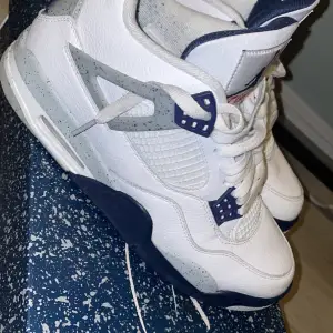 Säljer mina nästan helt nya jordan 4 midnight navys där av att den är för små.  Pris kan 100% diskuteras!