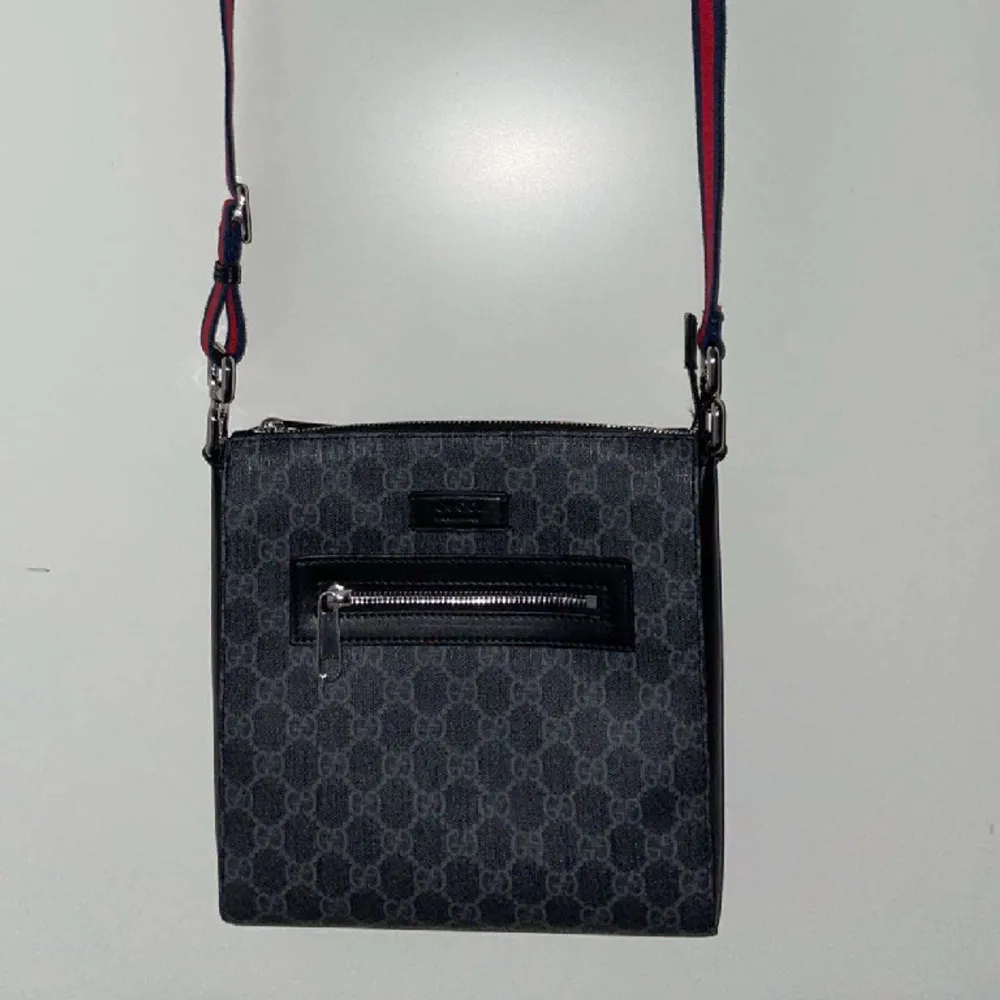 Gucci väska till salu, köpte på instagram, mycket fin och får plats med mycket saker 🍀🌴den är fin och 10/10 skick använd bara lite och har ej några defekter eftersom den är ny 🔝Kom DM vid intresse. Accessoarer.