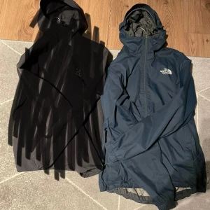 North face jacka -  The North Face Regnjacka i strl:S den är i jätte bra skick, 550 kr