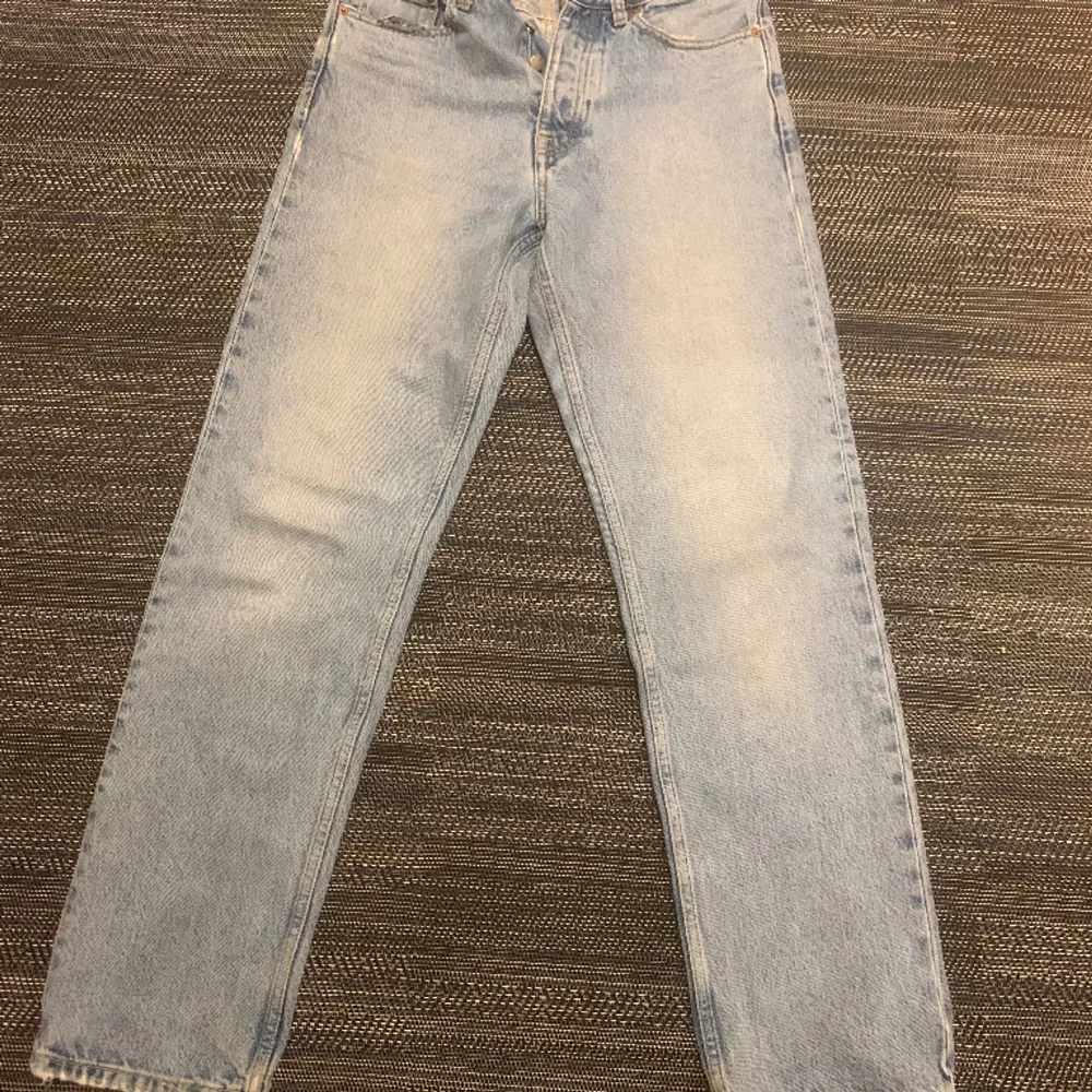 Säljer ett par jeans som ej används längre, tyvärr är det hål i båda fickorna men går lätt att laga!. Jeans & Byxor.