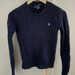 Kabelstickad Ralph Lauren tröja - Sitter perfekt bara tagen som har råkat lossna inget som märks. 