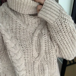 Stickad tröja  - Tjock Beige stickad tröja. Köpt för några år sen men har ej kommit till användning. Inga defekter.❤️