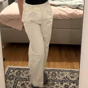 Vita högmidjade jeans från Zara i fint skick som är knappast använda, säljer pga att de har blivit för små.