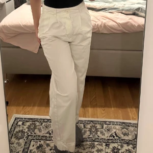 Zara jeans  - Vita högmidjade jeans från Zara i fint skick som är knappast använda, säljer pga att de har blivit för små.