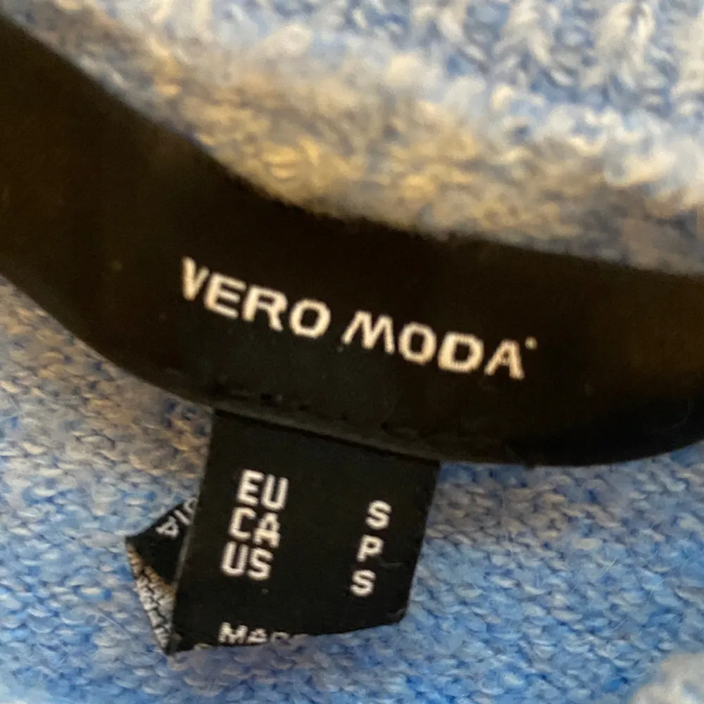 En stickad mysig kortärmad tröja från Vero Moda. Tröjan är i ett bra skick och i storlek S . Köparen står för frakten 💌. Stickat.