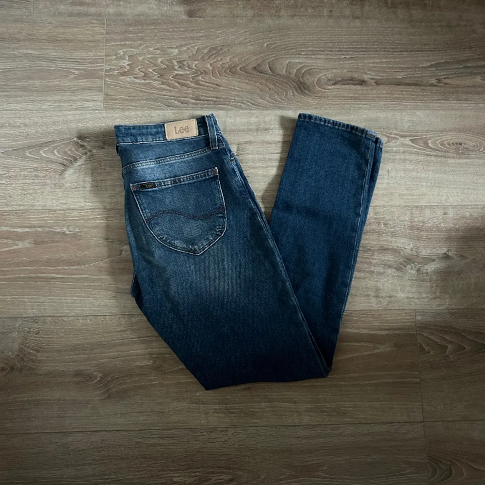 Ett par jeans i absolut topp skick och som dessutom har en extremt snygg tvätt. Nypriset på dessa jeans ligger på runt 1000kr. Längden på byxorna är 96cm och midjan 37cm jämför gärna med ett par egna och sen är det fritt fram att använda ”köp nu”.. Farkut & Housut.