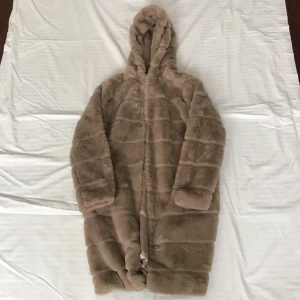 Amisu höst kappa (faux fur) - New Yorker faux fur höst kappa  Skick: Mycket bra (använt ca 5-6 gånger) Material: 100% polyester  Förslutning: Knappar Mönster: Quiltad  Detalj: Luva, fickor Finns det frågor är det bara att skriva! 💕💕