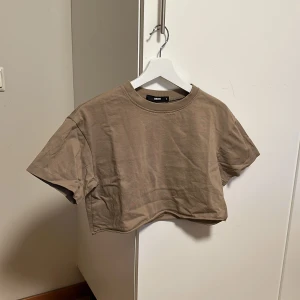 Crop top - Biege magtröja från bikbok med lite ”vintage” vibe. Superbra skick! 