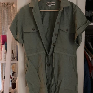 Jumpsuit/ byxdress  - Jumpsuit/byxdress för vår/sommar. Superfin på sommaren. Säljer pga för liten, aldrig använd. Storlek S.