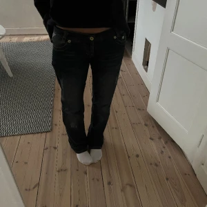 Lågmidjade jeans - Så snygga och unika lågmidjade jeans från replay. Midjemåttet tvärs över ca 41cm, innerbenslängden ca 82cm. Knappen har gått sönder men man kan fortfarande stänga byxorna utan att den går upp🤗