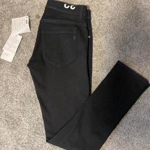 Dondup jeans  - Tjena! Säljer nu dessa helt nya Dondup jeansen (modell George) i svart och marinblå (tags ingår)🤩 aldrig använda alltså är dom i toppskick. Nypris: 3500 Mitt pris: 899💯 storlek 32. Hör av dig vid minsta funderingar🙌🏼 mvh EBRESELL🔝