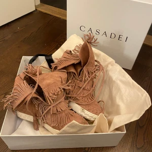 Isabel marant liknande skor - Säljer dessa snygga ankel klackar från casadei! Liknar isabel marant fast med fransar. Dom är i ett väldigt fint skick! Det är lite smuts på bilden men det är för jag inte hunnit rengöra dem. Säljer för att de inte kommit mycket till använding💕💕💘